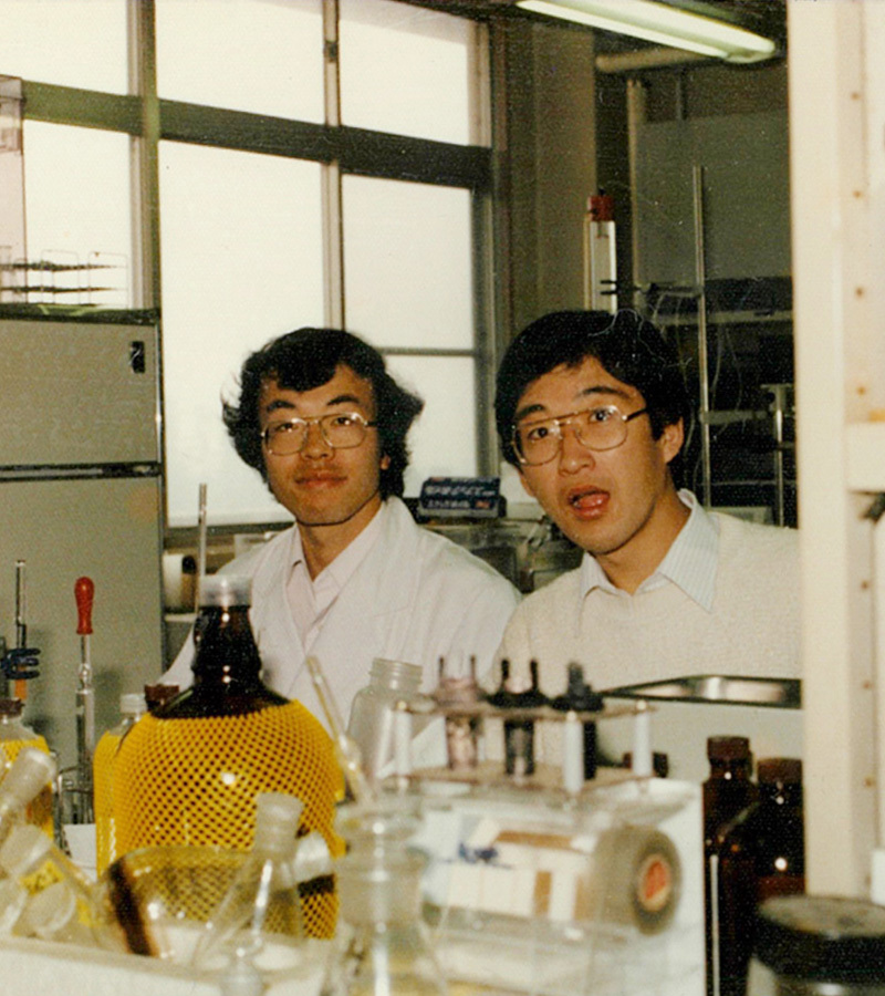 大学院研究室にて(右)