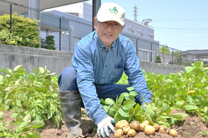 農作業をする山本ふみひろ3